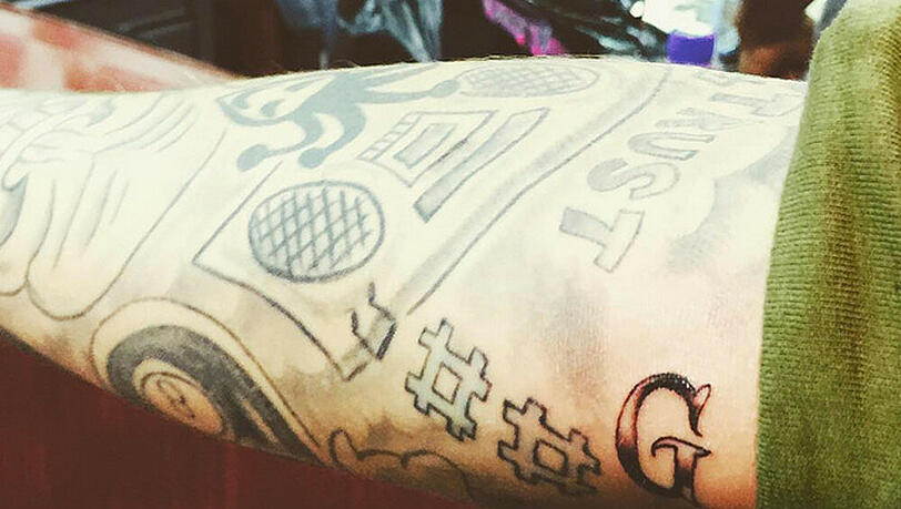 Justin Bieber ließ sich ein rotes "G" für Georgia auf den Unterarm tätowieren