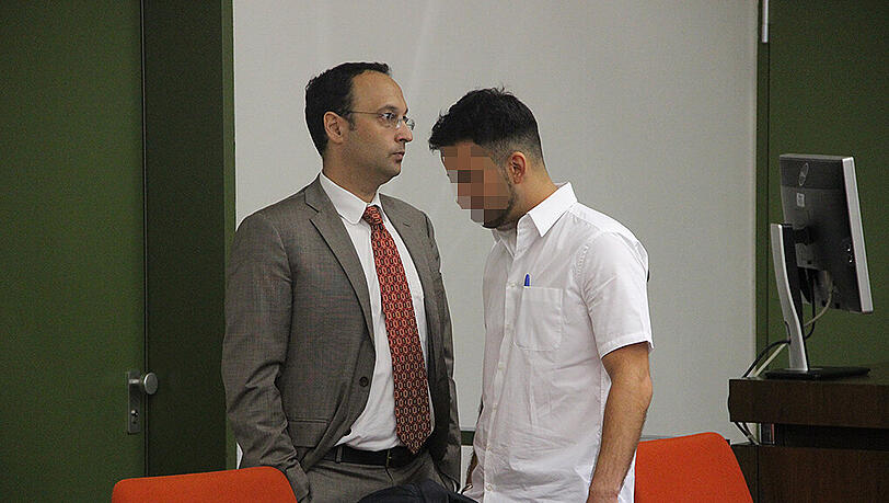 Erkan G. mit Anwalt Adam Ahmed. Erkan G. mit Anwalt Adam Ahmed.