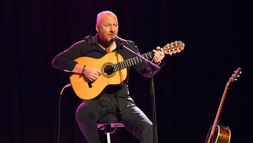 Der britische Musiker Black aka Colin Vearncombe spielte am 25. November 2015 im Rahmen der "Acostic Tour 2015" in München. Der Musiker ist an den Folgen eines Autounfalls gestorben. Der britische Musiker Black aka Colin Vearncombe spielte am 25. November 2015 im Rahmen der "Acostic Tour 2015" in München. Der Musiker ist an den Folgen eines Autounfalls gestorben.