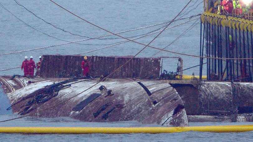 Der Schiffskörper hatte vor der Insel Jindo mehr als 40 Meter unter Wasser gelegen.