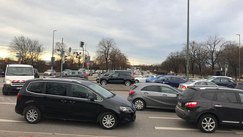 Stehende Autos, so weit das Auge reicht.