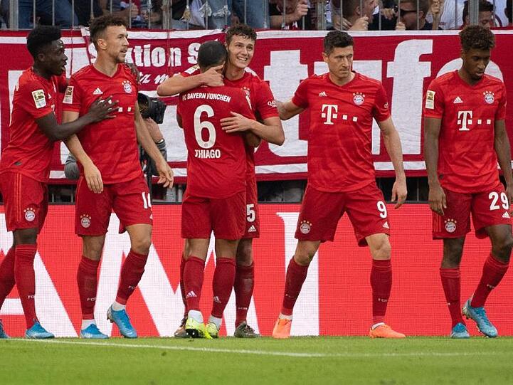 Bayerns Alphonso Davies (l-r), Ivan Perisic, Thiago, Benjamin Pavard, Robert Lewandowski und Kingsley Coman jubeln über das Tor zum 1:0.