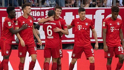 Bayerns Alphonso Davies (l-r), Ivan Perisic, Thiago, Benjamin Pavard, Robert Lewandowski und Kingsley Coman jubeln über das Tor zum 1:0.