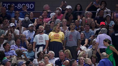 Beim Stand von 6:4, 1:0 für Gauff riefen Umweltaktivisten im Oberrang des Arthur Ashe Stadiums Parolen.