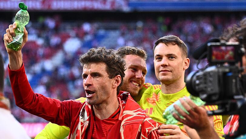Münchens Thomas Müller, Torhüter Daniel Peretz und Torhüter Manuel Neuer (l-r) nach dem Spiel.