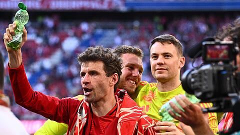 Münchens Thomas Müller, Torhüter Daniel Peretz und Torhüter Manuel Neuer (l-r) nach dem Spiel.