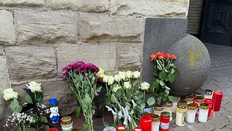 Nach der Tat wurden Blumen und Kerzen vor der Polizeiinspektion Völklingen abgelegt. (Archivbild)