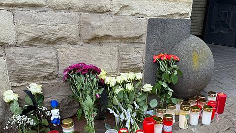 Nach der Tat wurden Blumen und Kerzen vor der Polizeiinspektion Völklingen abgelegt. (Archivbild)