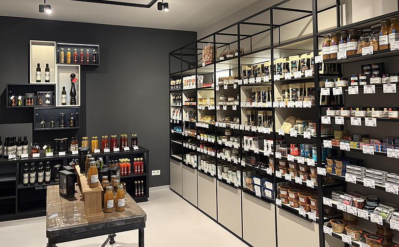 Der Laden Chez Pierre ist gro&szlig;. Wer hier einmal zu st&ouml;bern anf&auml;ngt, kann nicht mehr aufh&ouml;ren.