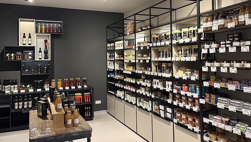 Der Laden Chez Pierre ist gro&szlig;. Wer hier einmal zu st&ouml;bern anf&auml;ngt, kann nicht mehr aufh&ouml;ren.