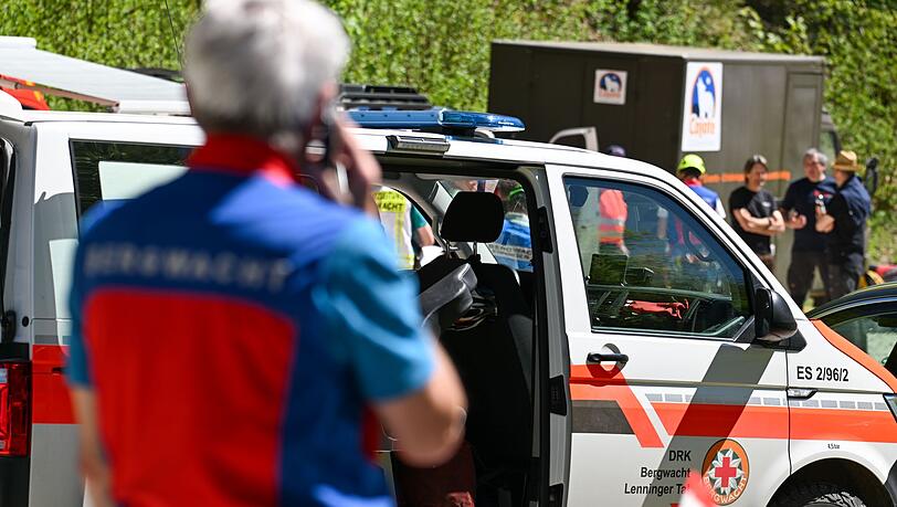 Der Mann war mit seiner Gruppe bereits rund 1.300 Meter tief in die H&ouml;hle im Kreis Reutlingen geklettert, als es passierte.
