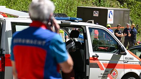 Der Mann war mit seiner Gruppe bereits rund 1.300 Meter tief in die H&ouml;hle im Kreis Reutlingen geklettert, als es passierte.