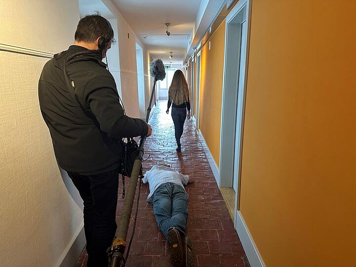 Mia - der Name wurde für die Doku geändert - war 16, als sie Opfer eines "Loverboys" wurde. Monatelang prostituierte sie sich für den nur wenige Jahre älteren Täter (Making-of-Szene zum Film). Mia - der Name wurde für die Doku geändert - war 16, als sie Opfer eines "Loverboys" wurde. Monatelang prostituierte sie sich für den nur wenige Jahre älteren Täter (Making-of-Szene zum Film).
