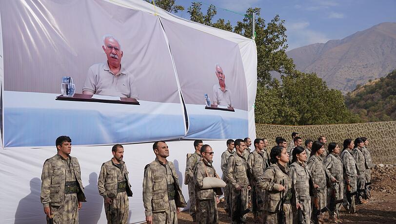 Im vergangenen Jahr hatten einige PKK-Kämpfer symbolisch ihre Waffen niedergelegt. (Archivbild) Im vergangenen Jahr hatten einige PKK-Kämpfer symbolisch ihre Waffen niedergelegt. (Archivbild)