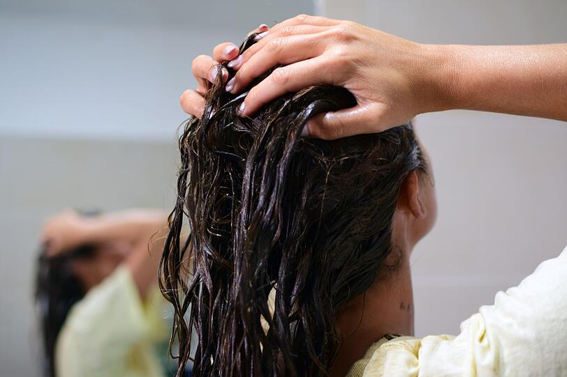 Strapazierte und dünne Haare strahlen nach einer Kur mit Nudelwasser in neuem Glanz. Bei einer Nudelwasser-Kur werden die Haare vollständig mit dem Wasser befeuchtet und einmassiert, Kopfhaut nicht vergessen. Nach zehn Minuten Einwirken kann das Haar wie gewohnt mit klarem Wasser oder einem milden Shampoo gespült werden. Strapazierte und dünne Haare strahlen nach einer Kur mit Nudelwasser in neuem Glanz. Bei einer Nudelwasser-Kur werden die Haare vollständig mit dem Wasser befeuchtet und einmassiert, Kopfhaut nicht vergessen. Nach zehn Minuten Einwirken kann das Haar wie gewohnt mit klarem Wasser oder einem milden Shampoo gespült werden.
