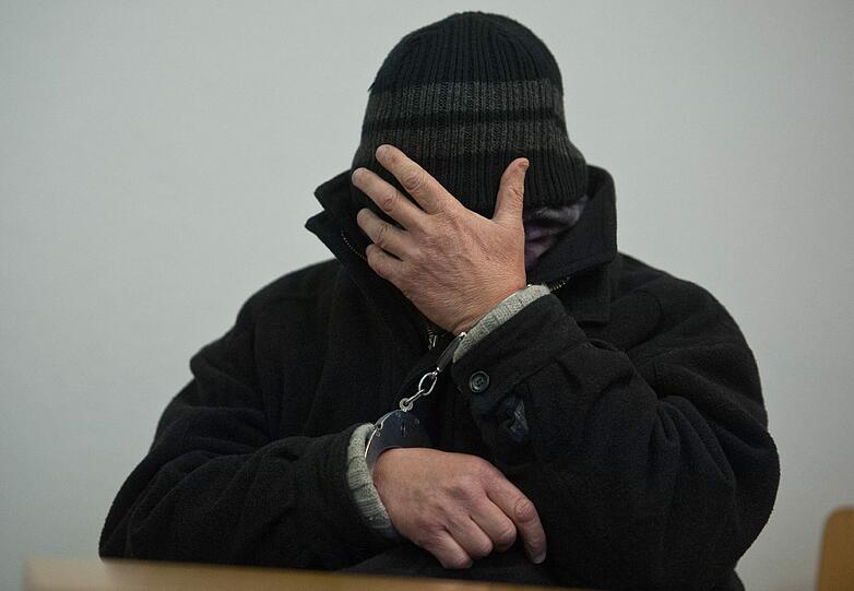Der Angeklagte Hans B. sitzt am Mittwoch (21.12.2011) im Saal des Landgerichts in Landshut (Niederbayern). Der 58-jährige Deutsche soll in Haiti mehrfach einen Buben sexuell missbraucht und das Kind schließlich gemeinsam mit einem 27 Jahre alten Mitangeklagten nach Deutschland verschleppt haben.