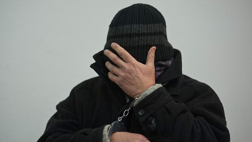 Der Angeklagte Hans B. sitzt am Mittwoch (21.12.2011) im Saal des Landgerichts in Landshut (Niederbayern). Der 58-jährige Deutsche soll in Haiti mehrfach einen Buben sexuell missbraucht und das Kind schließlich gemeinsam mit einem 27 Jahre alten Mitangeklagten nach Deutschland verschleppt haben. Der Angeklagte Hans B. sitzt am Mittwoch (21.12.2011) im Saal des Landgerichts in Landshut (Niederbayern). Der 58-jährige Deutsche soll in Haiti mehrfach einen Buben sexuell missbraucht und das Kind schließlich gemeinsam mit einem 27 Jahre alten Mitangeklagten nach Deutschland verschleppt haben.