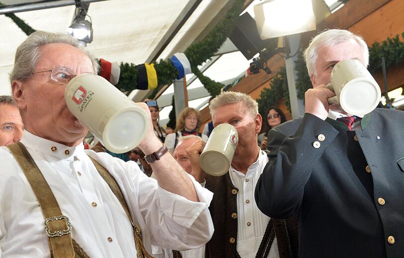 Das erste Bier geht natürlich an Horst Seehofer.