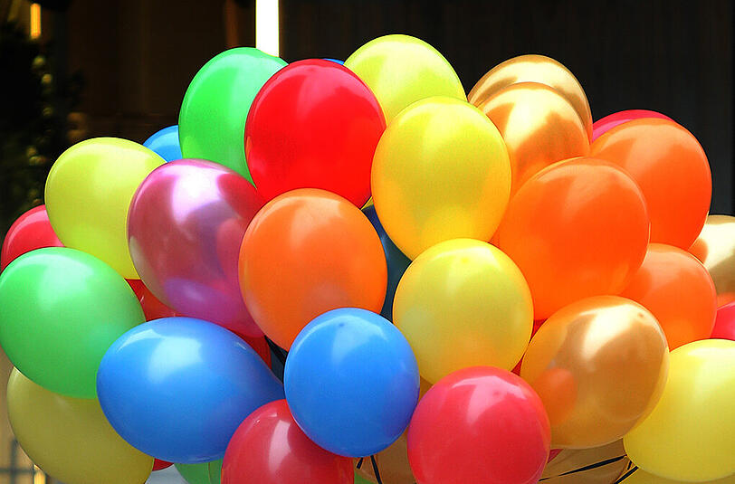 Zu fest geschnürt - ein junger Mann musste von Notärzten von einem Luftballon an seinem Glied befreit werden.