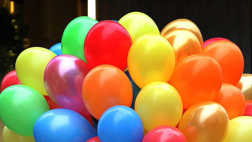 Zu fest geschnürt - ein junger Mann musste von Notärzten von einem Luftballon an seinem Glied befreit werden. Zu fest geschnürt - ein junger Mann musste von Notärzten von einem Luftballon an seinem Glied befreit werden.