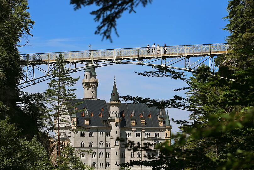 Seit Donnerstag dürfen die Besucher von Neuschwanstein wieder den herrlichen Blick von der Marienbrücke aus genießen.