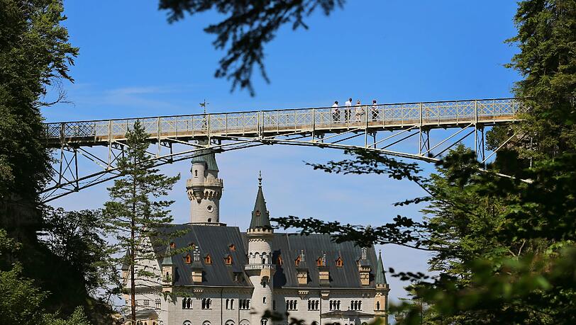 Seit Donnerstag dürfen die Besucher von Neuschwanstein wieder den herrlichen Blick von der Marienbrücke aus genießen. Seit Donnerstag dürfen die Besucher von Neuschwanstein wieder den herrlichen Blick von der Marienbrücke aus genießen.