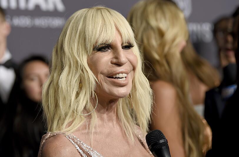 Dieses Gesicht wurde einmalig gemacht: Donatella Versace auf dem Roten Teppich der AmfAR-Gala