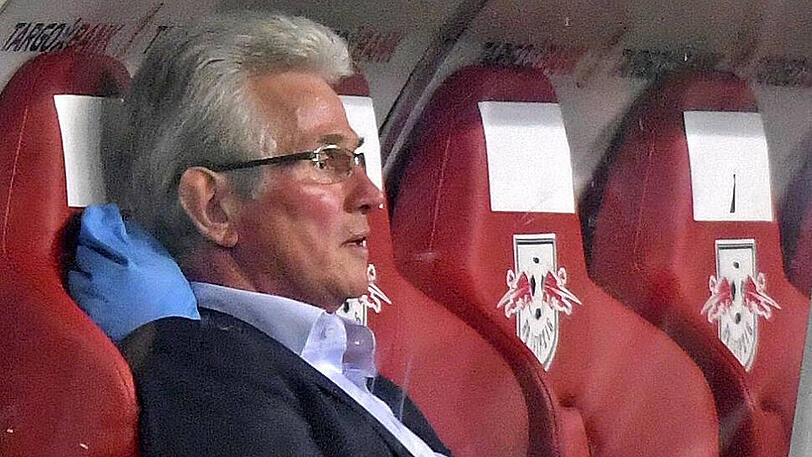 Jupp Heynckes wurde sich während des Spiels behandelt, die Physios hatten ihm sogar ein Eiskissen in den Nacken gelegt.