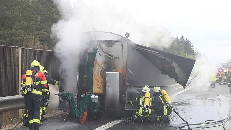 Der Bier-Anhänger brannte komplett aus, die Feuerwehr konnte den Gerstensaft nicht mehr retten.