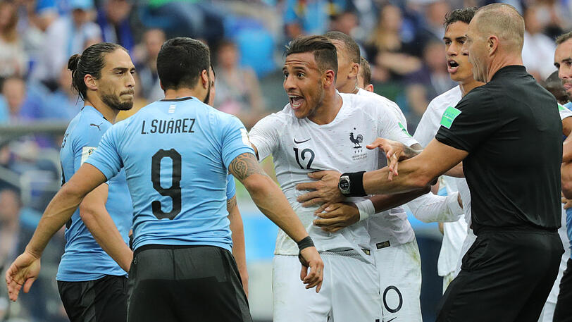 Heftiger Disput während des WM-Viertelfinales zwischen Frankreich und Uruguay: Corentin Tolisso vom FC Bayern mit Luis Suarez.