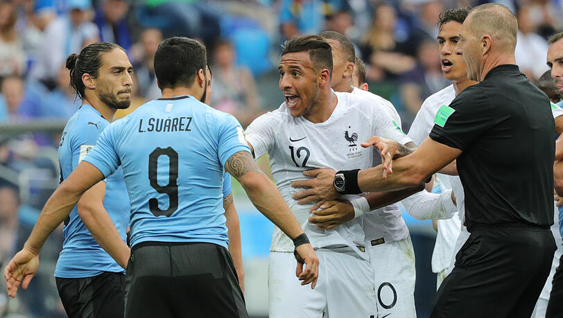 Heftiger Disput während des WM-Viertelfinales zwischen Frankreich und Uruguay: Corentin Tolisso vom FC Bayern mit Luis Suarez. Heftiger Disput während des WM-Viertelfinales zwischen Frankreich und Uruguay: Corentin Tolisso vom FC Bayern mit Luis Suarez.