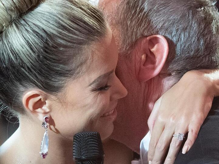 Sylvie Meis umarmt Roland Kaiser.