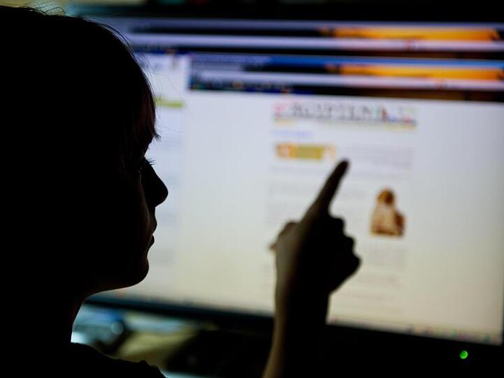 Mehr als jeder Zweite der 12- bis 17-Jährigen in Deutschland hat in den vergangenen zwölf Monaten sexuelle Inhalte oder Darstellungen gesehen - meist im Internet.