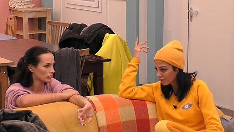 "Promi Big Brother": Dilara und Yeliz können Paulinas Entscheidung nicht nachvollziehen. Dilara (re.) spricht Paulina darauf an.
