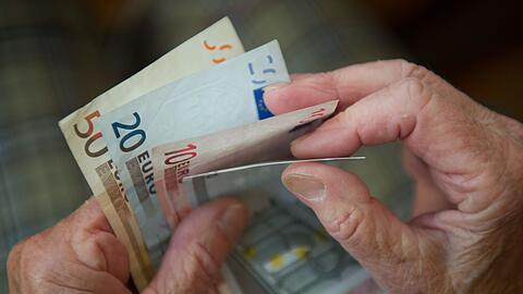 3,74 Prozent mehr Rente erhalten die Rentnerinnen und Rentner ab 1. Juli. (Symbolbild)