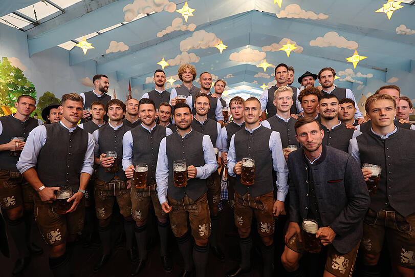 Noch einmal alle lächeln bitte: Das obligatorische Mannschaftsfoto der Löwen auf dem Oktoberfest.