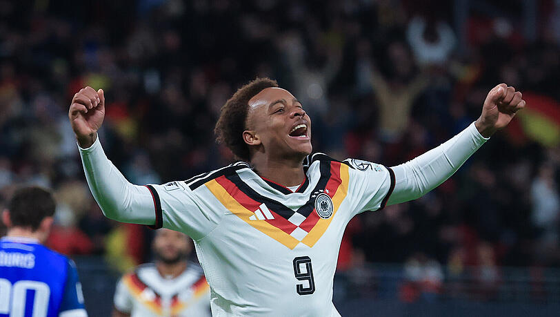 Ebenso ungläubige wie ausgelassene Freude: Assan Ouédraogo trifft nach gerade einmal 114 Sekunden und zwei Ballkontakten direkt für die Nationalmannschaft.