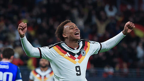 Ebenso ungläubige wie ausgelassene Freude: Assan Ouédraogo trifft nach gerade einmal 114 Sekunden und zwei Ballkontakten direkt für die Nationalmannschaft.