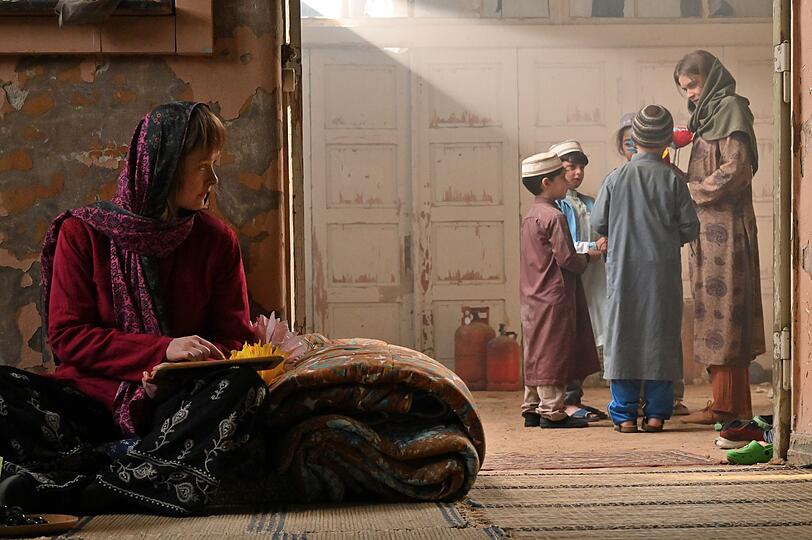 Die Arbeit von Shelter Now in Afghanistan bestand auch in der Betreuung von Waisenkindern. Viele hatten ihre Eltern durch den Krieg verloren. Silke Vopel (Laura Louisa Garde, links) und Katrin Jelinek (Leonie Krieg, rechts) basteln mit den Kindern Blumen aus Seidenpapier.