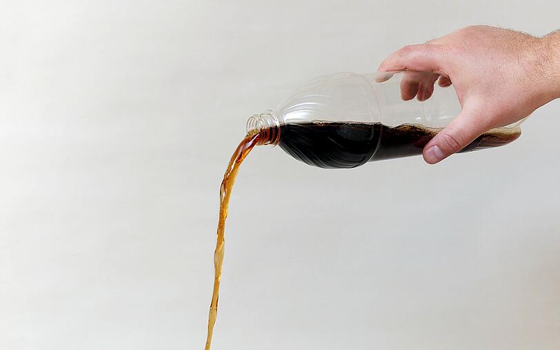 Um die Toilette zu reinigen, geben Sie eine Flasche Cola in die Schüssel. Mit einem Tuch können Sie nun die Kalkränder behandeln. Nach einer längeren Einwirkzeit, am besten über Nacht, schrubben Sie die betroffenen Stellen mit der Klobürste. Kalk und Urinstein sollten nun entfernt sein. Spülen Sie am Ende nochmals gründlich nach. Um die Toilette zu reinigen, geben Sie eine Flasche Cola in die Schüssel. Mit einem Tuch können Sie nun die Kalkränder behandeln. Nach einer längeren Einwirkzeit, am besten über Nacht, schrubben Sie die betroffenen Stellen mit der Klobürste. Kalk und Urinstein sollten nun entfernt sein. Spülen Sie am Ende nochmals gründlich nach.