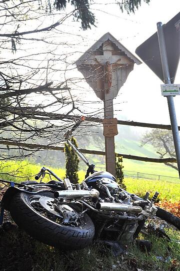In einer Kurve hat der Zweiradfahrer aus ungeklärten Gründen die Kontrolle über sein Fahrzeug verloren und war gegen einen Baum und anschließend gegen ein Verkehrsschild geprallt. Der Fahrer erlitt schwere Verletzungen am Oberschenkel und musste mit dem Hubschrauber ins Krankenhaus abtransportiert werden.