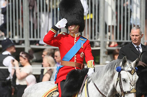Unerkannt unter der traditionellen Fellmütze: Prinz William hoch zu Ross.