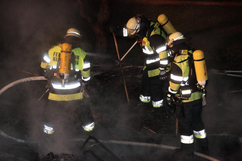 Eine Gartenhütte in Waldkraiburg ist in Flammen aufgegangen. Die Bilder vom Feuerwehr-Einsatz