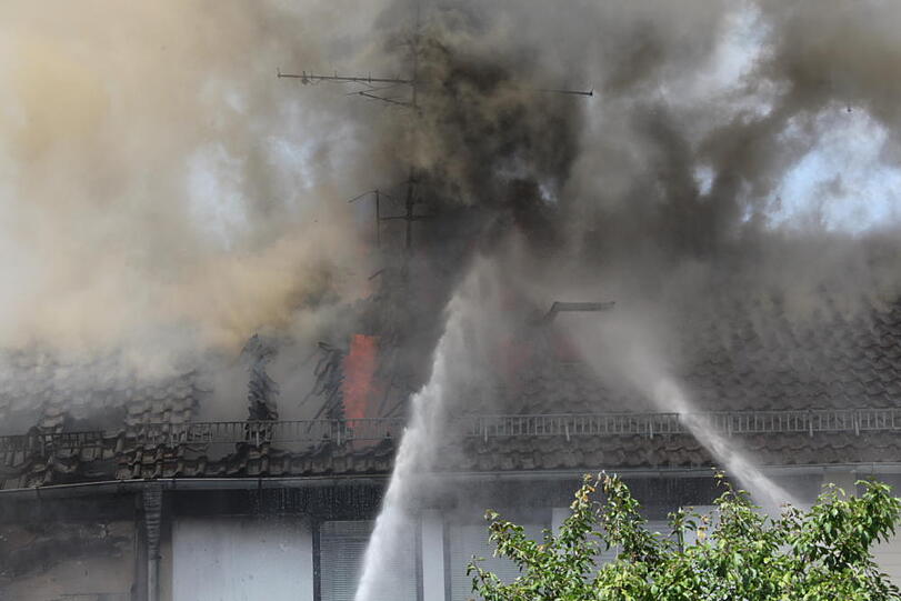 Rauchschwaden in Eiselfing: Ein Wohnhaus steht in Flammen.
