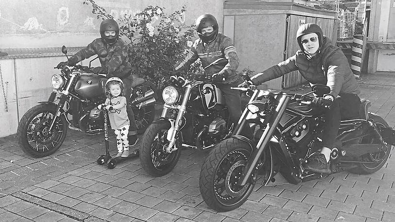 Die EHC-Stars Seidenberg, sonst eher als Familien-Papa bekannt, Kettemer und Flaake (v.r.) auf ihren Motorrädern.