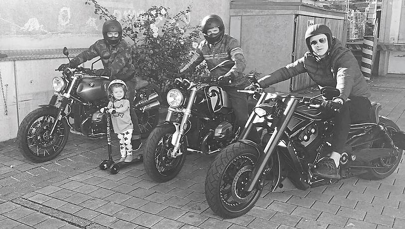 Die EHC-Stars Seidenberg, sonst eher als Familien-Papa bekannt, Kettemer und Flaake (v.r.) auf ihren Motorrädern. Die EHC-Stars Seidenberg, sonst eher als Familien-Papa bekannt, Kettemer und Flaake (v.r.) auf ihren Motorrädern.