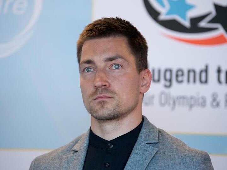 Philipp Boy macht Sport mit Kindern im Corona-Lockdown.
