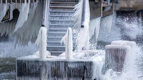Eine dicke Eisschicht hat sich bei Temperaturen von rund minus fünf Grad auf einer Treppe zu einem Schiffsanleger an der Seebrücke von G&scaron;öhren gebildet.
