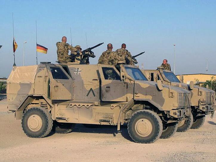 Bewachung für den Verteidigungsminister: Bundeswehrsoldaten sitzen während des Jung-Besuchs im afghanischen Kundus auf ihren Einsatzfahrzeugen.