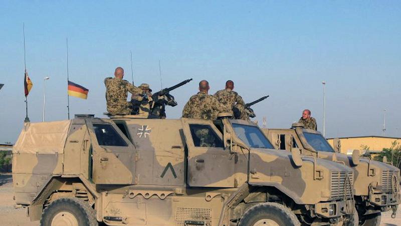 Bewachung für den Verteidigungsminister: Bundeswehrsoldaten sitzen während des Jung-Besuchs im afghanischen Kundus auf ihren Einsatzfahrzeugen. Bewachung für den Verteidigungsminister: Bundeswehrsoldaten sitzen während des Jung-Besuchs im afghanischen Kundus auf ihren Einsatzfahrzeugen.